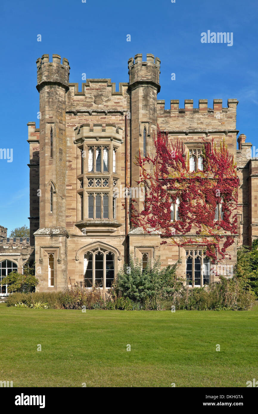 Blick aus dem Garten in Richtung Hampton Court Burg, einem Zinnen Landhaus Hoffnung unter Dinmore, Herefordshire, England Stockfoto