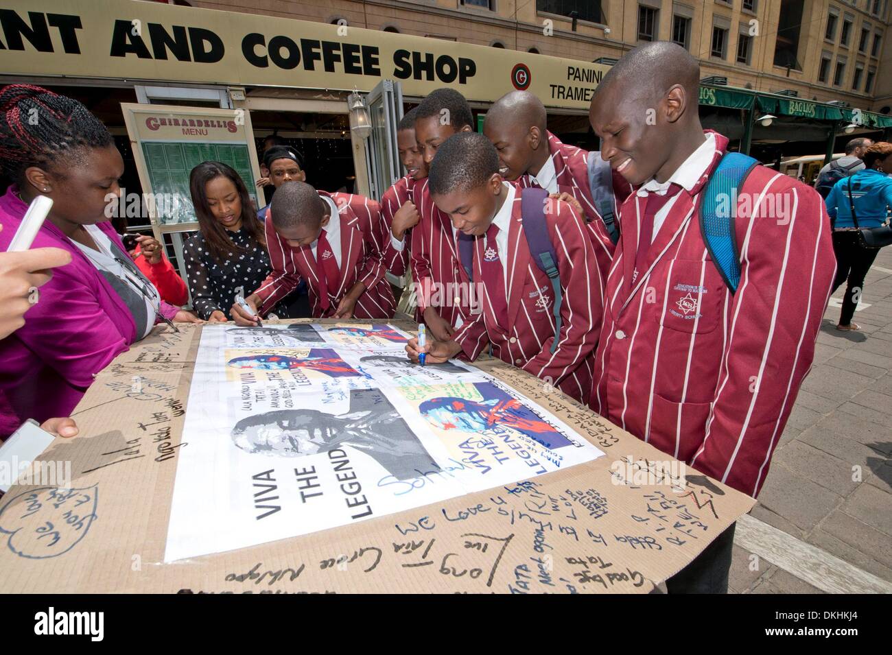 JOHANNESBURG, Südafrika: Menschen versammeln, um Tribut zollen Madiba am Nelson Mandela Square, am 6. Dezember 2013 in Houghton, Johannesburg, Südafrika. Trauernde haben seit den frühen Stunden des morgens ihre Aufwartung eingeholt. Der Vater der Nation, Nelson Mandela, Tata Madiba, ruhig am Abend des 5. Dezember 2013 in seinem Haus in Houghton mit Familie verstorben. (Foto von Gallo Images / Foto24 / Nicolene Olckers) Stockfoto