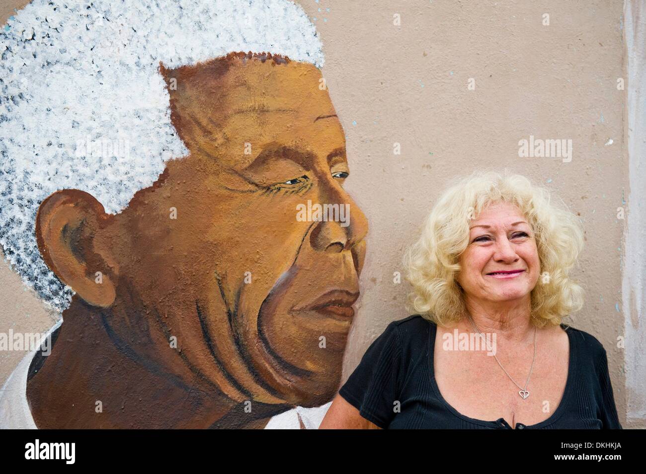 JOHANNESBURG, Südafrika: Jeanne Silver Freiheit Wände trauert um den Tod von Madiba am 6. Dezember 2013 in Houghton, Johannesburg, Südafrika. Trauernde haben seit den frühen Stunden des morgens ihre Aufwartung eingeholt. Der Vater der Nation, Nelson Mandela, Tata Madiba, ruhig am Abend des 5. Dezember 2013 in seinem Haus in Houghton mit Familie verstorben. (Foto von Gallo Images / Foto24 / Theana Breugem) Stockfoto