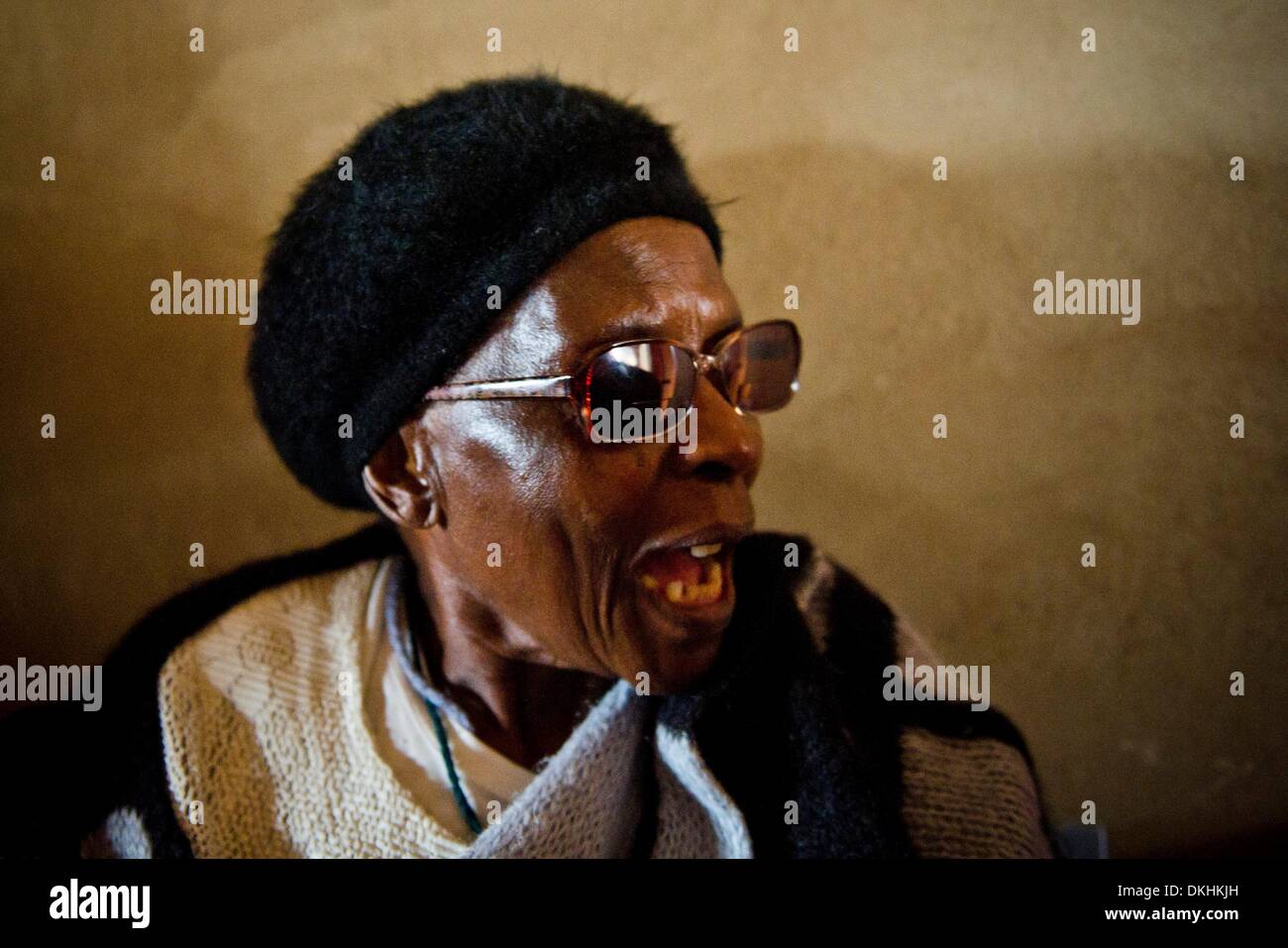 JOHANNESBURG, Südafrika: Magritte Moja, ein ehemaliger Nachbar von Madiba am 6. Dezember 2013 in Johannesburg, Südafrika. Trauernde haben seit den frühen Stunden des morgens ihre Aufwartung eingeholt. Der Vater der Nation, Nelson Mandela, Tata Madiba, ruhig am Abend des 5. Dezember 2013 in seinem Haus in Houghton mit Familie verstorben. (Foto von Gallo Images / Foto24 / Theana Breugem) Stockfoto