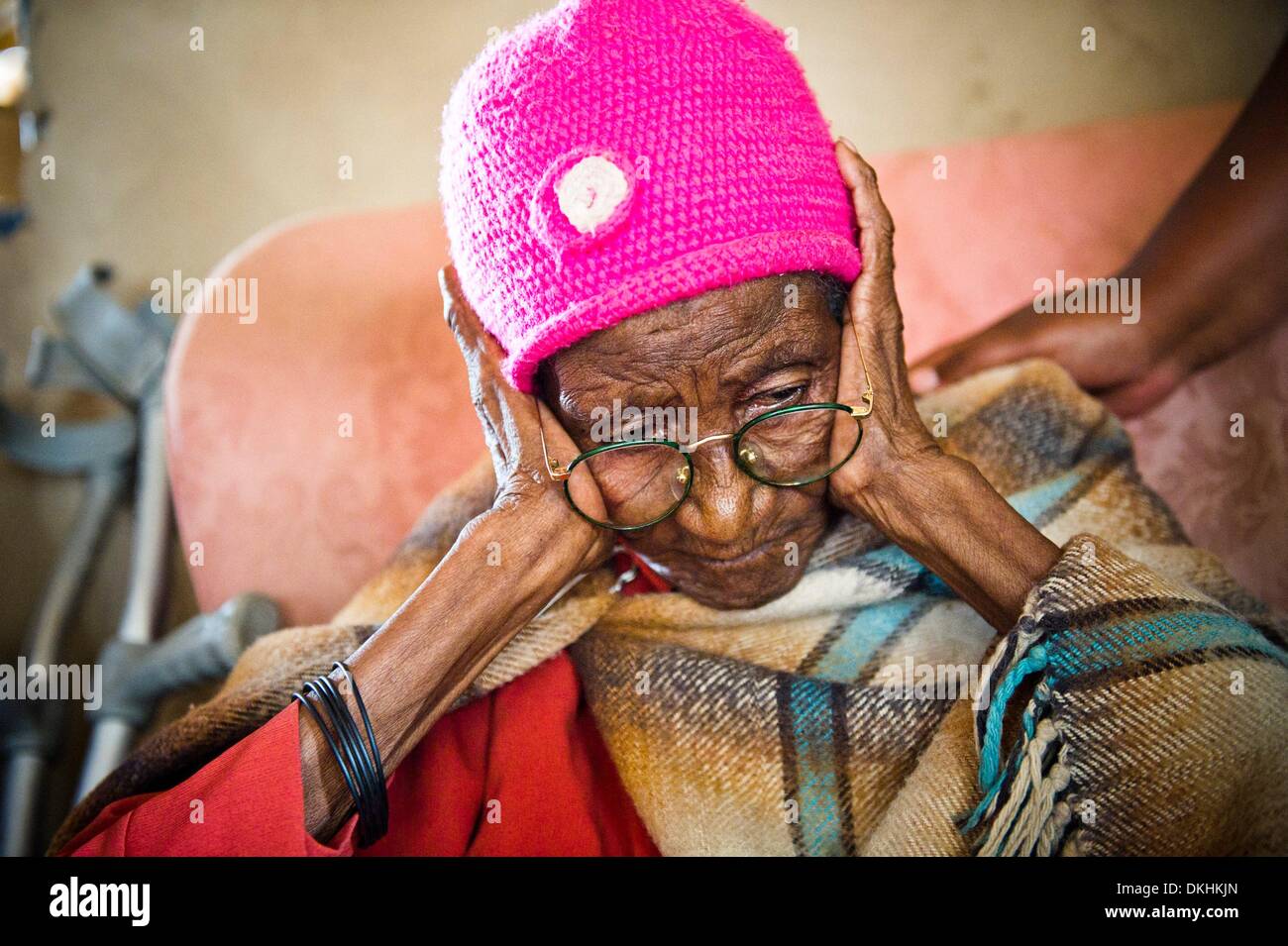 JOHANNESBURG, Südafrika: Anny Masemola im Moment hörte sie von Madiba Tod am 6. Dezember 2013 in Johannesburg, Südafrika. Trauernde haben seit den frühen Stunden des morgens ihre Aufwartung eingeholt. Der Vater der Nation, Nelson Mandela, Tata Madiba, ruhig am Abend des 5. Dezember 2013 in seinem Haus in Houghton mit Familie verstorben. (Foto von Gallo Images / Foto24 / Theana Breugem) Stockfoto