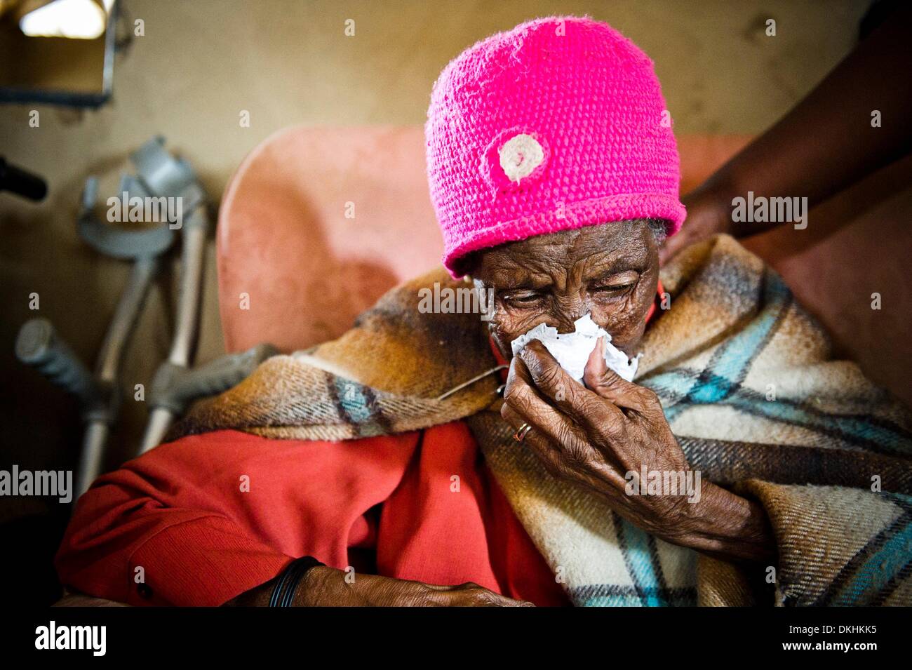 JOHANNESBURG, Südafrika: Anny Masemola im Moment hörte sie von Madiba Tod am 6. Dezember 2013 in Johannesburg, Südafrika. Trauernde haben seit den frühen Stunden des morgens ihre Aufwartung eingeholt. Der Vater der Nation, Nelson Mandela, Tata Madiba, ruhig am Abend des 5. Dezember 2013 in seinem Haus in Houghton mit Familie verstorben. (Foto von Gallo Images / Foto24 / Theana Breugem) Stockfoto