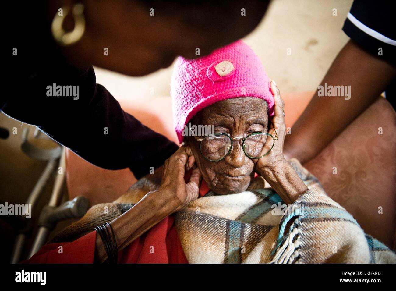 JOHANNESBURG, Südafrika: Anny Masemola im Moment hörte sie von Madiba Tod am 6. Dezember 2013 in Johannesburg, Südafrika. Trauernde haben seit den frühen Stunden des morgens ihre Aufwartung eingeholt. Der Vater der Nation, Nelson Mandela, Tata Madiba, ruhig am Abend des 5. Dezember 2013 in seinem Haus in Houghton mit Familie verstorben. (Foto von Gallo Images / Foto24 / Theana Breugem) Stockfoto