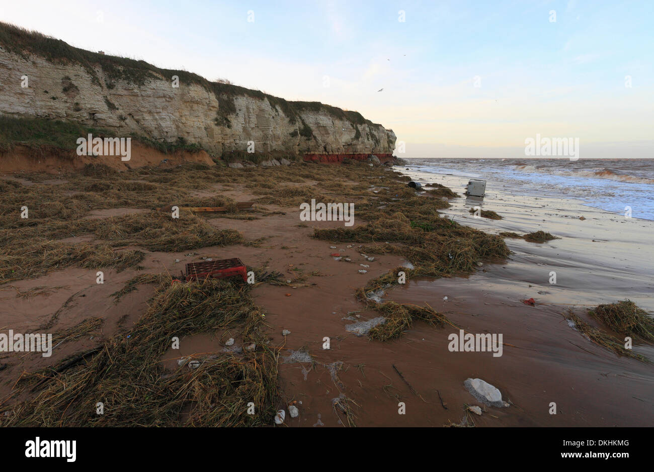 Alten Hunstanton, Norfolk, Großbritannien. 6. Dezember 2013. Trümmer Würfe Strand am Morgen nach der größten Flutwelle in 60 Jahre alten Hunstanton an der Küste von Norfolk. Bildnachweis: Stuart Aylmer/Alamy Live-Nachrichten Stockfoto