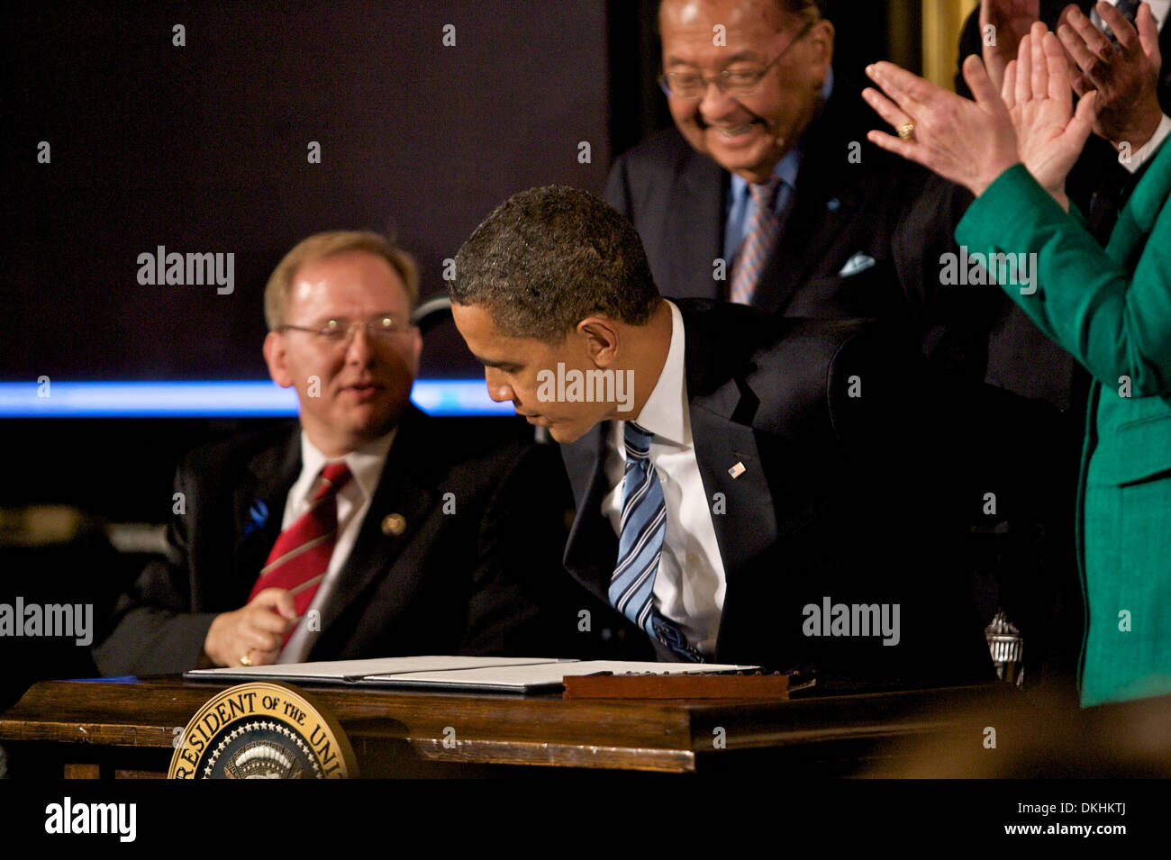 24. Juli 2009 - Washington, DC, USA - 24. Juli 2009: Präsident Barack Obama unterzeichnet eine Proklamation anlässlich des 19. Jahrestages der Americans with Disabilities Act im East Room des weißen Hauses in Washington D.C. (Credit-Bild: © Southcreek Global/ZUMApress.com) Stockfoto