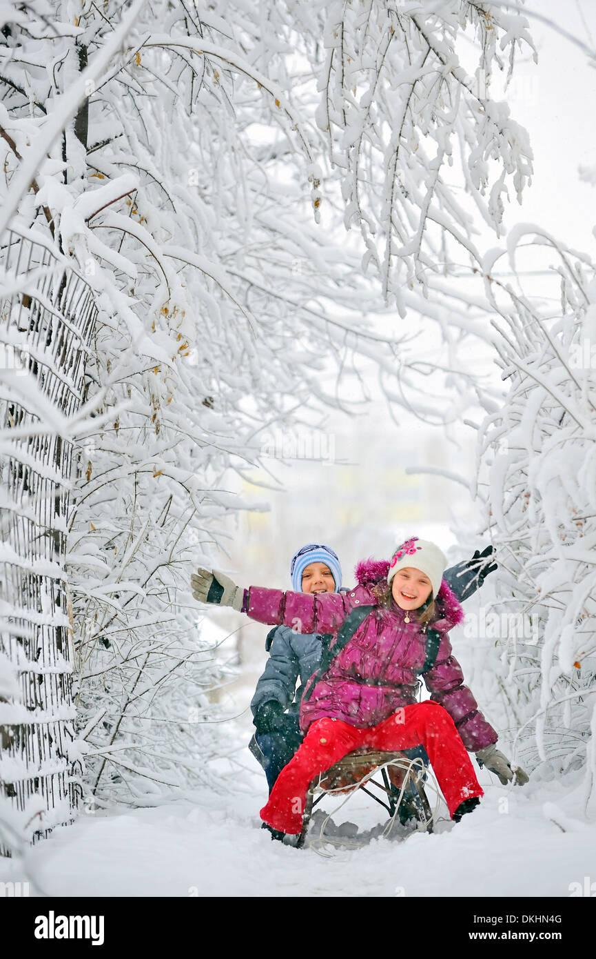 Kinder rutschen im winter Stockfoto