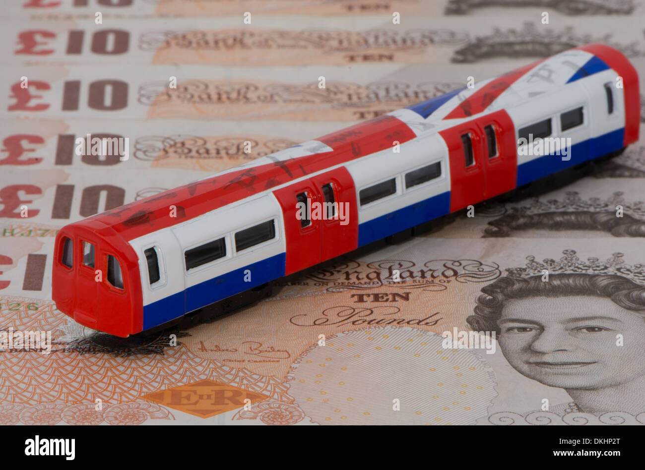 Ein Modell London unterirdischen Zug auf einen Stapel von zehn Pfund-Noten Stockfoto