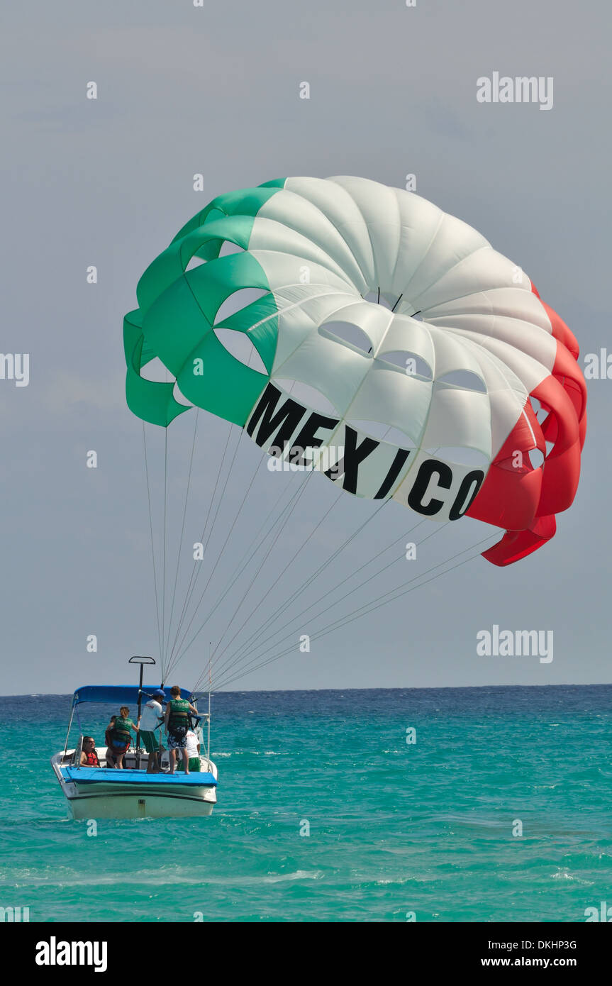 Parasailing in Mexiko Stockfoto