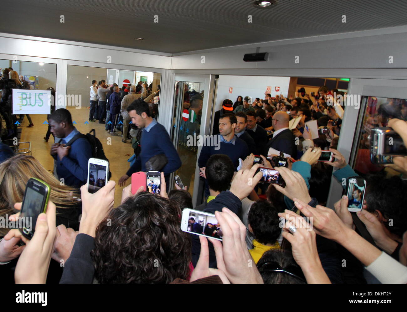 Santiago De La Ribera, Murcia, Spanien. 5. Dezember 2013.  FC Barcelona Spieler kommen in San Javier Flughafen Credit: Tony Henshaw/Alamy Live News Stockfoto