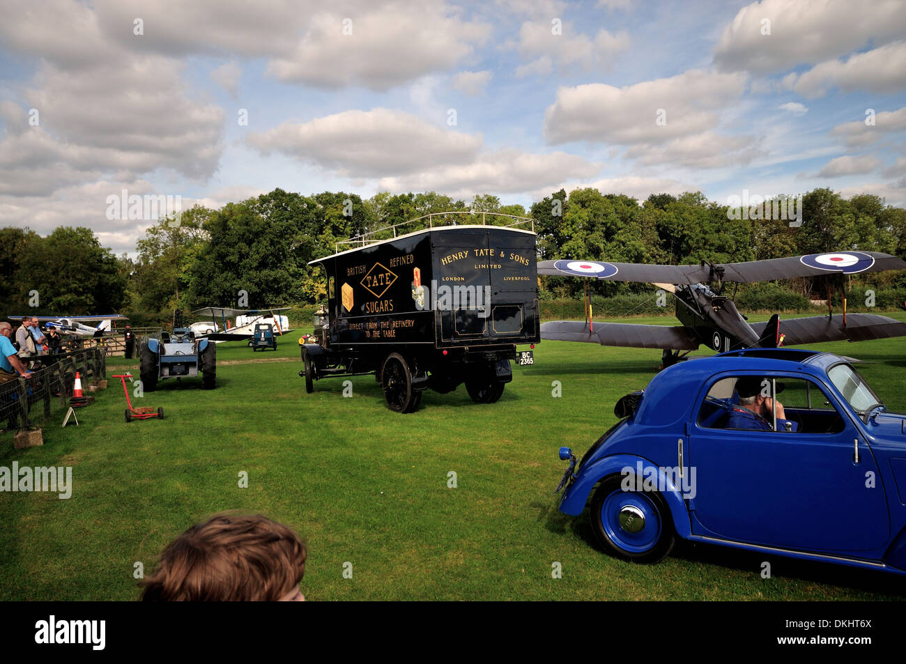 Vintage British verfeinert Tate Zucker Lieferwagen. SE5a Doppeldecker im Hintergrund. Shuttleworth Collection. Biggleswade, Betten, UK Stockfoto