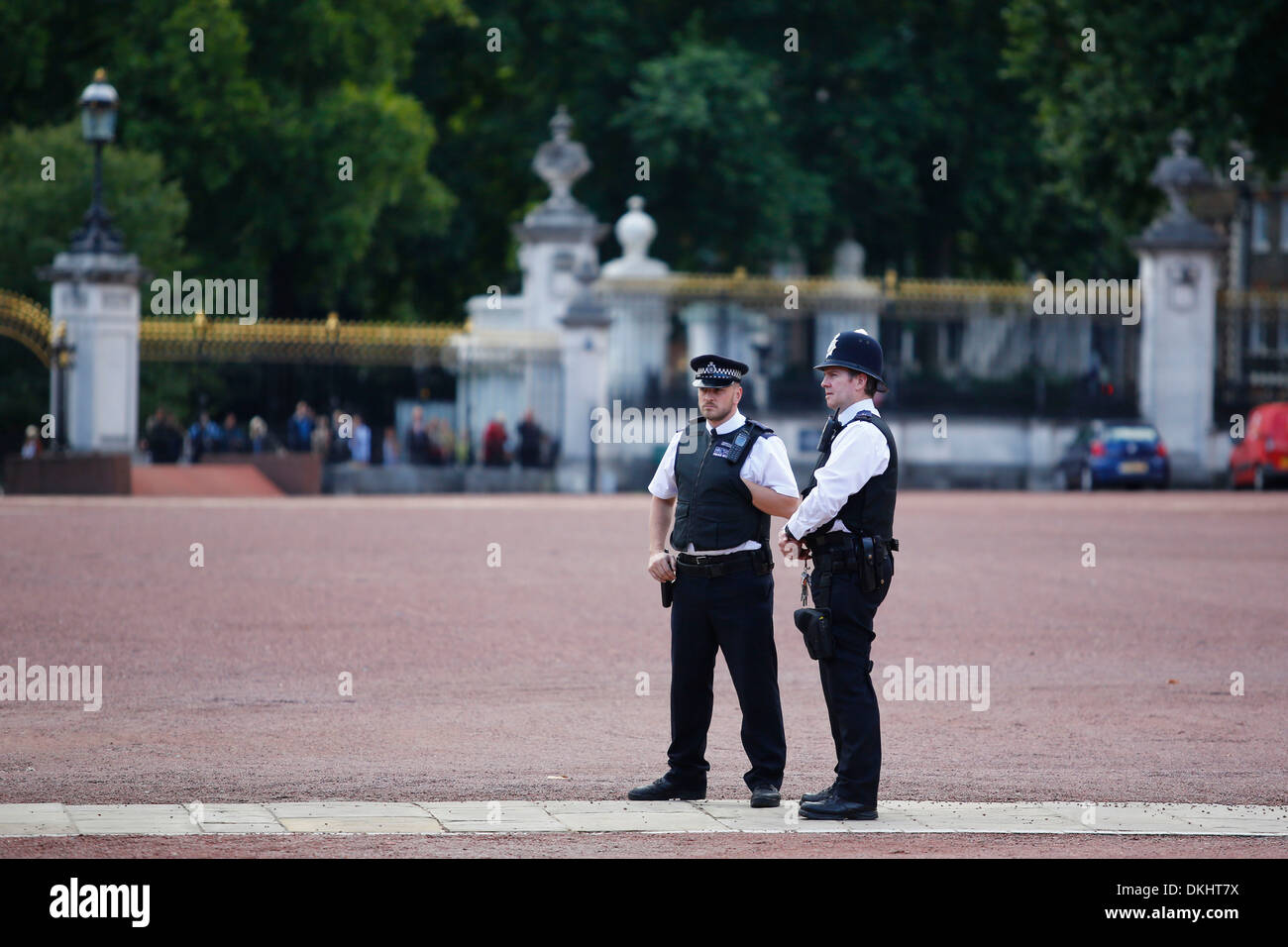 Britische Polizei außerhalb Buckingham Palace in London, Großbritannien. Stockfoto