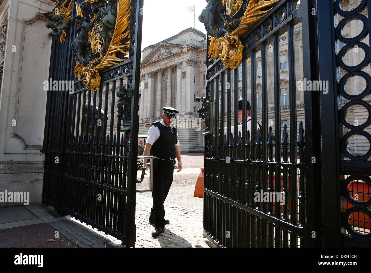 Britische Polizei außerhalb Buckingham Palace in London, Großbritannien. Stockfoto