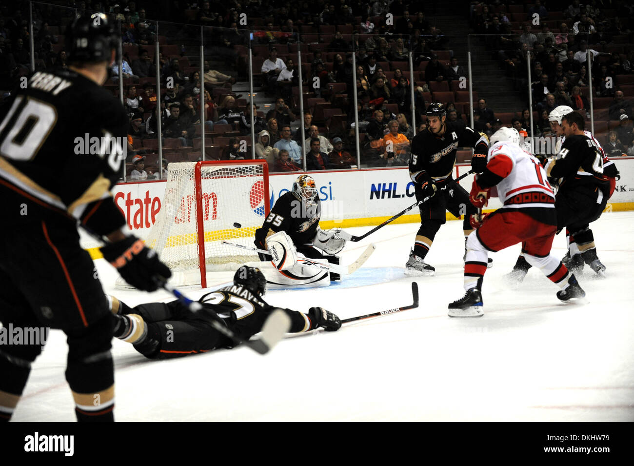 25. November 2009 schlagen - Anaheim, Kalifornien, USA - NHL HOCKEY - RAY WHITNEY, RYAN GETZLAF, MICK BOYNTON, JEAN-SEBASTIAN GIGUERE - The Anaheim Ducks Carolina Hurrikan 3-2 im Honda Center, Anaheim, Kalifornien. (Kredit-Bild: © Scott Mitchell/ZUMA Press) Stockfoto