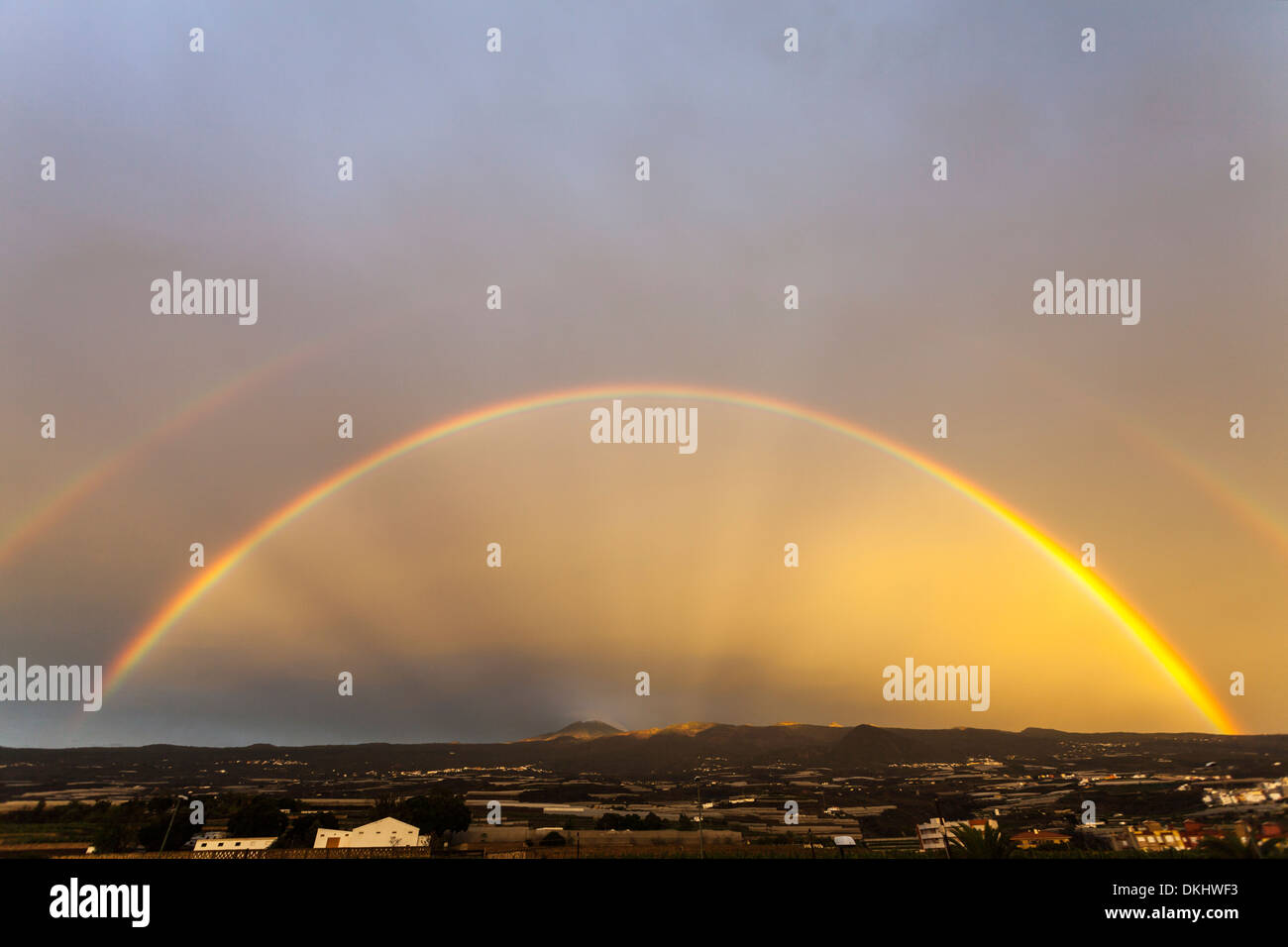 Ein doppelter Regenbogen wölbt sich über die Berge des Teide auf Teneriffa, Kanarische Inseln, Spanien Stockfoto