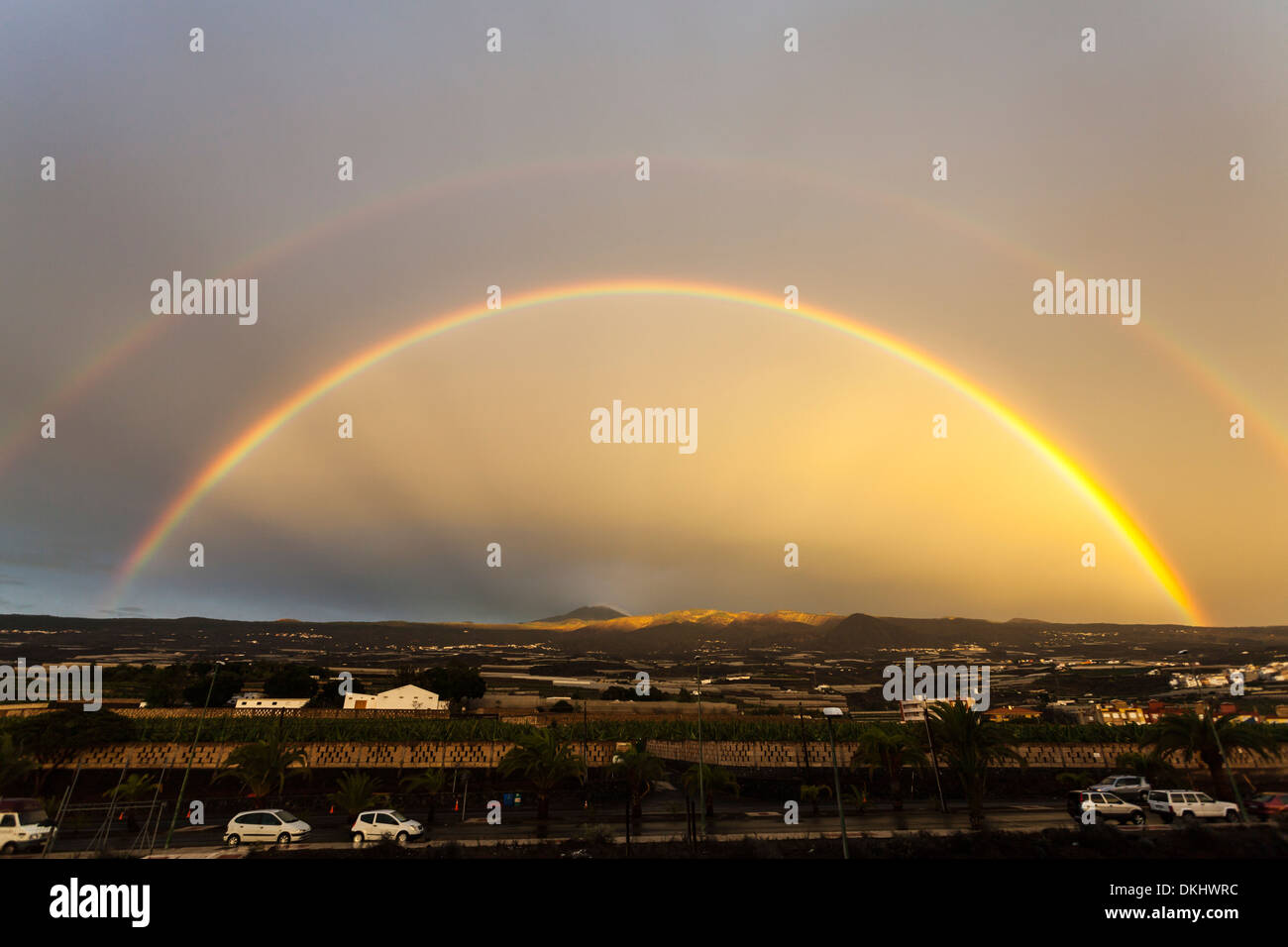 Ein doppelter Regenbogen wölbt sich über die Berge des Teide auf Teneriffa, Kanarische Inseln, Spanien Stockfoto
