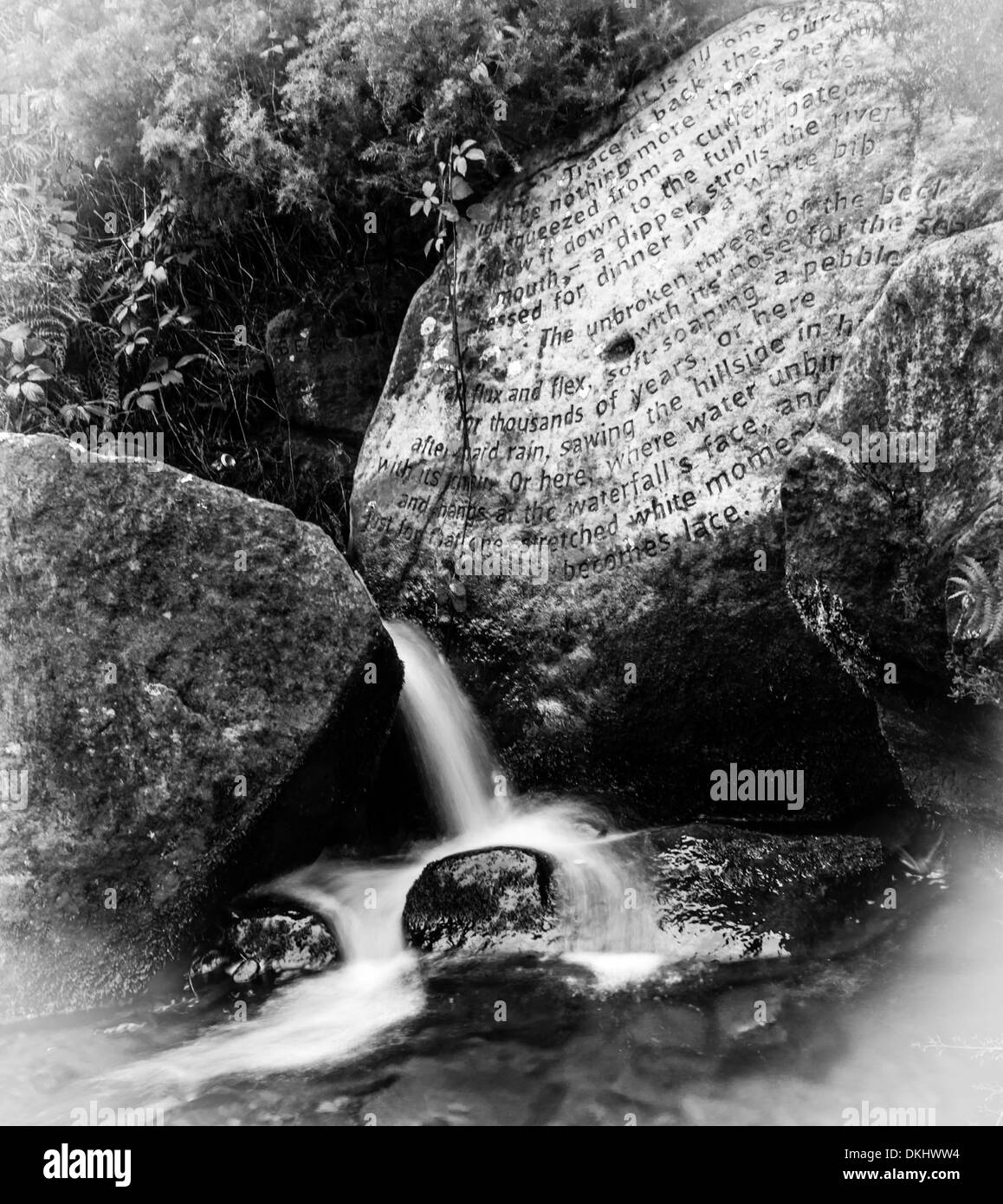 Poesie in der Natur - eine der Strophe, die Steine mit rauschenden Wasser. Die Beck Stein Stockfoto