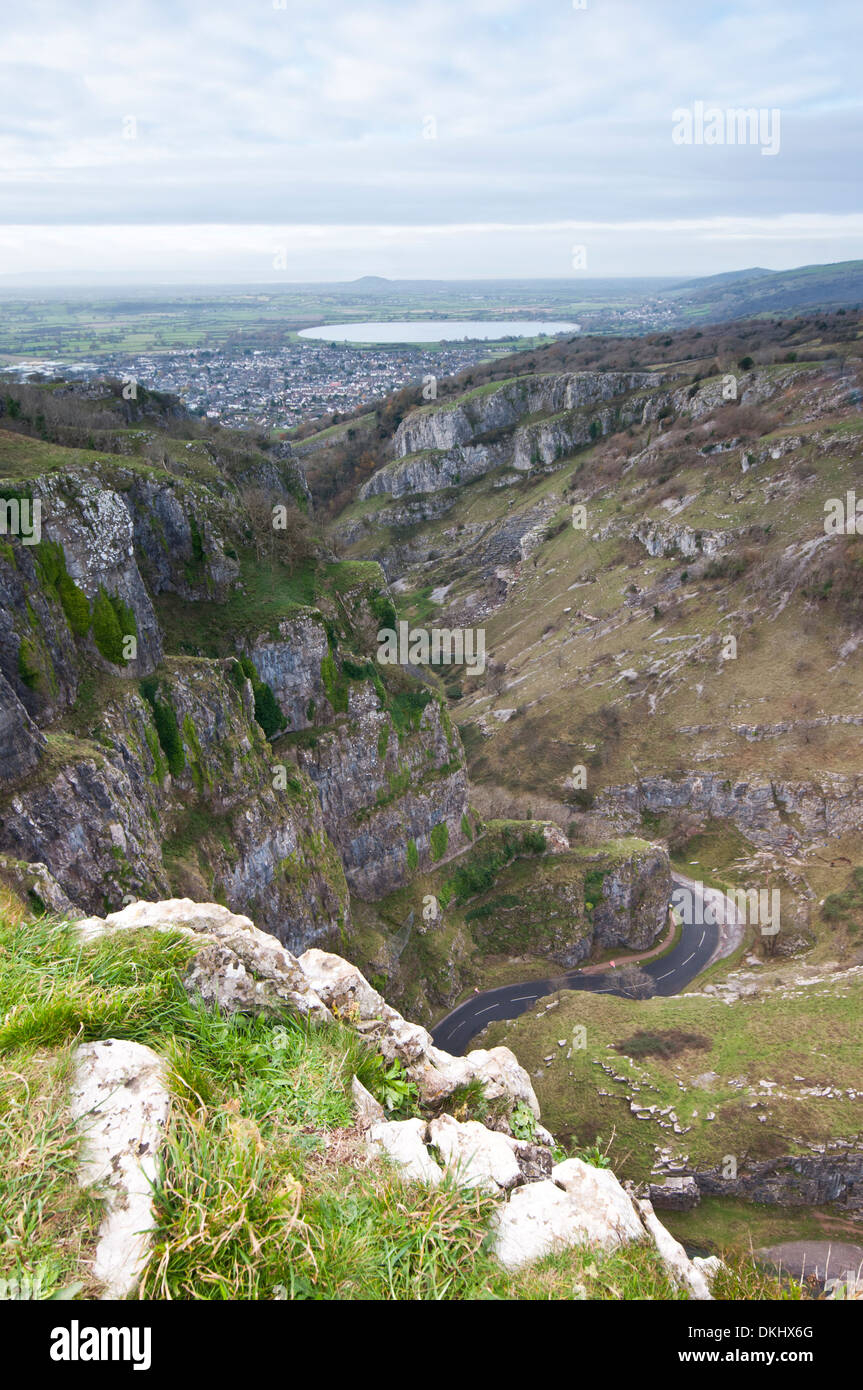 Blick von Cheddar Gorge, Somerset, Cheddar Reservoir, Brent Knoll und den Bristolkanal Stockfoto