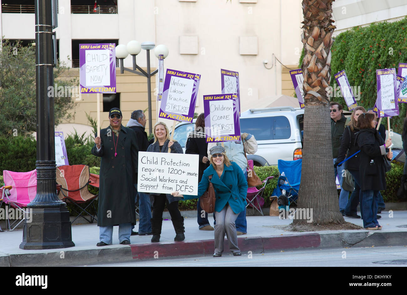 Kind schützende Dienstleistungen Sozialarbeiter, Mitglieder der lokalen 721 SEIU streiken in Pasadena, Kalifornien. Stockfoto