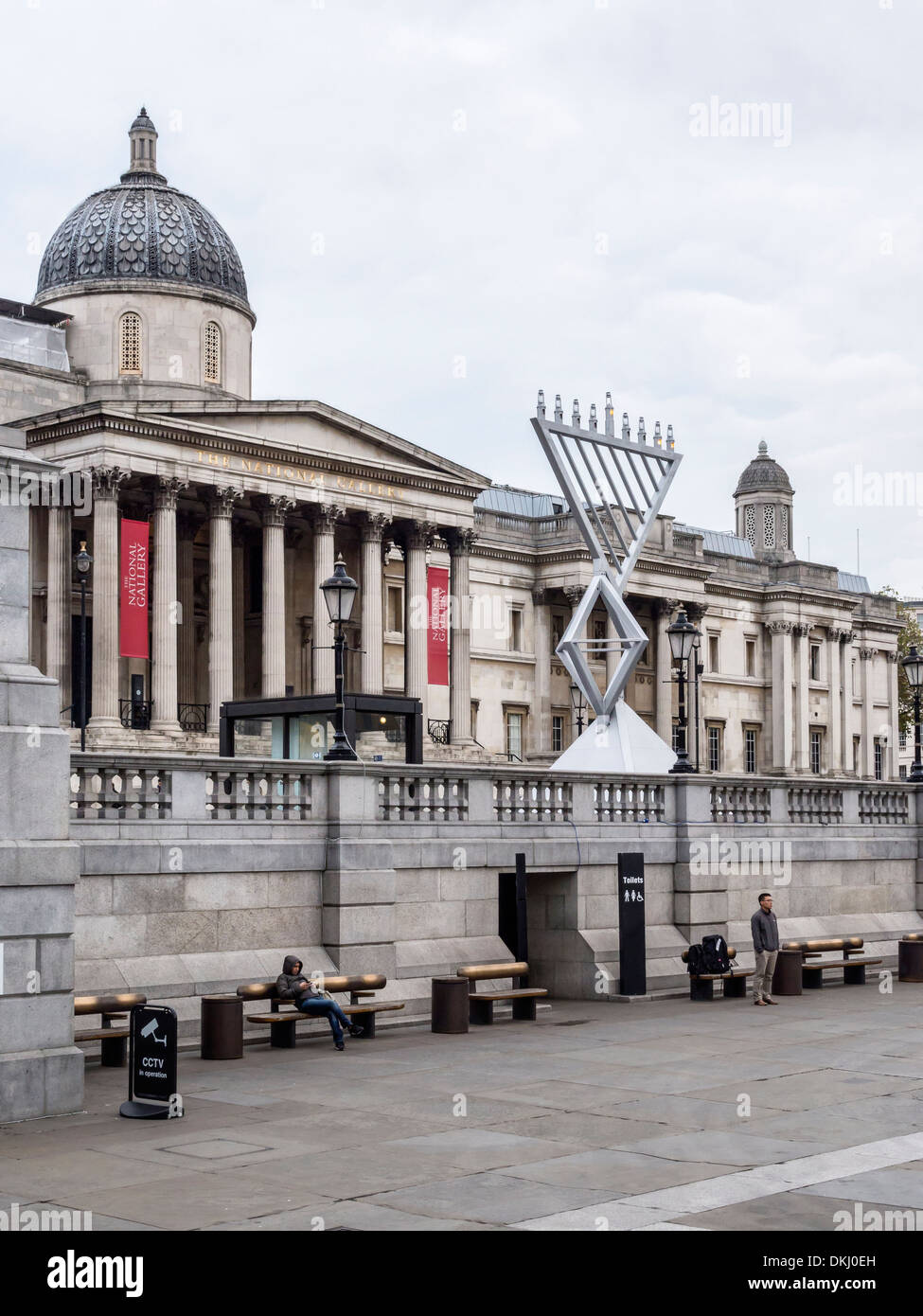 Eine Menora feiert der 8 Tage vor der National Gallery am Trafalgar Square in London das jüdische Lichterfest Stockfoto