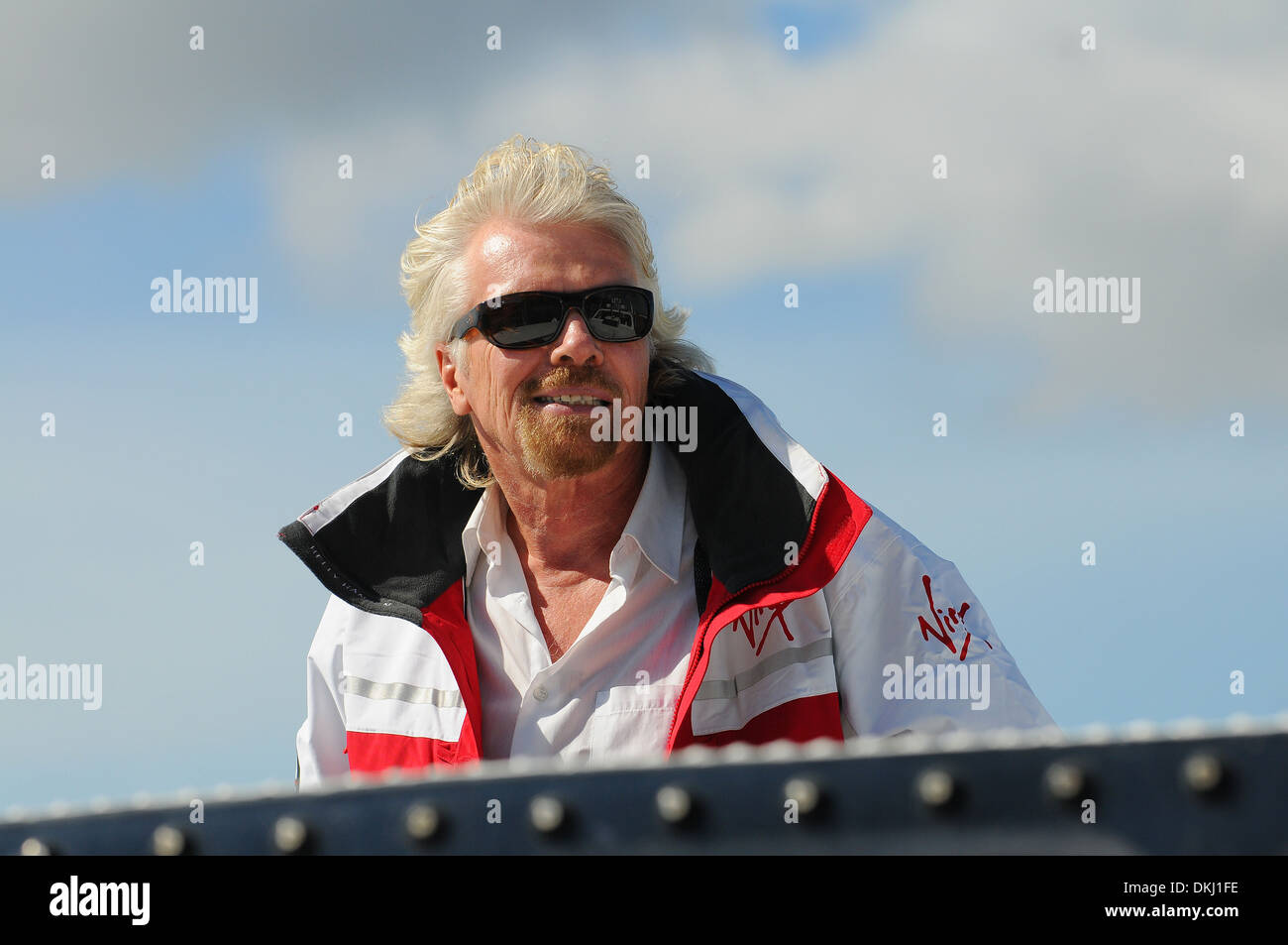 Virgin-Boss Richard Branson ist willkommen zurück nach Plymouth an Bord der Virgin Atlantic Challenger II. Stockfoto