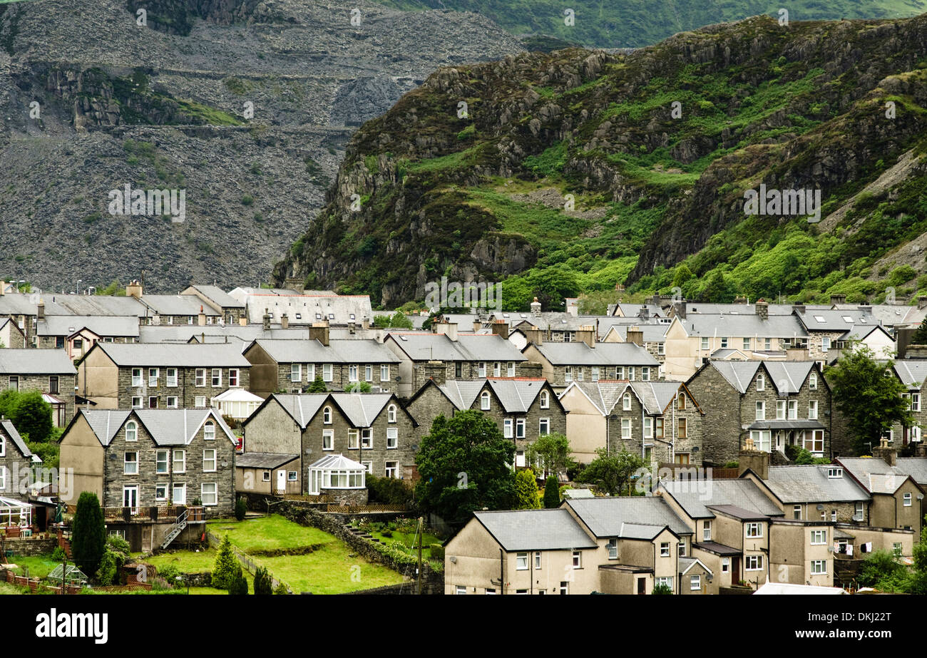 Häuser mit Bergkulisse in Blaenau Ffestiniog, Snowdonia, Wales Stockfoto