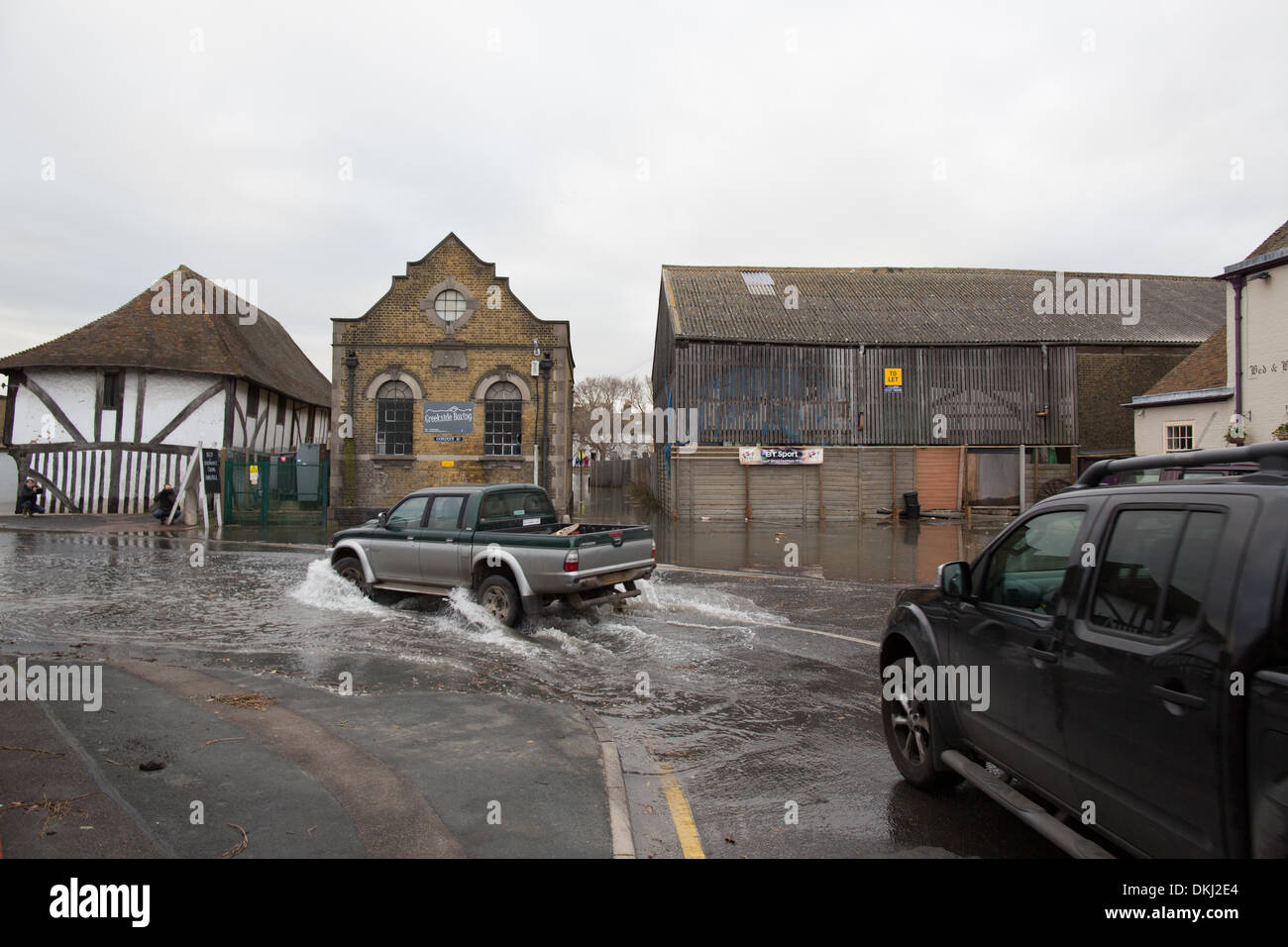 Faversham, Kent, UK. 6. Dezember 2013. Autos zu verhandeln Hochwasser im Quay Lane. Eine Flutwelle gepaart mit hohen Gezeiten verursacht weit verbreitet Hochwasserwarnungen. Bildnachweis: Christopher Briggs/Alamy Live-Nachrichten Stockfoto