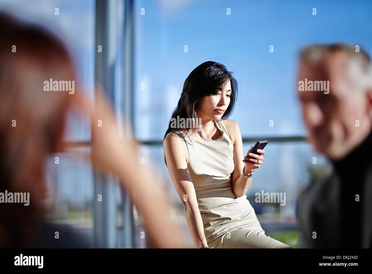 Geschäftsfrau mit Handy im Büro Stockfoto