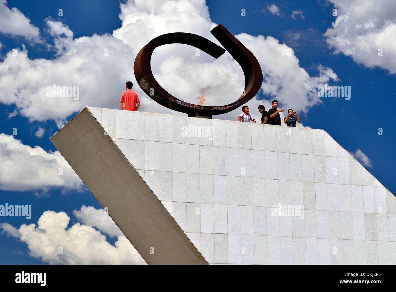 Brasilien, Brasilia: Touristen, die die ewige Flamme des Pantheon und Memorial Tancredo Neves Stockfoto