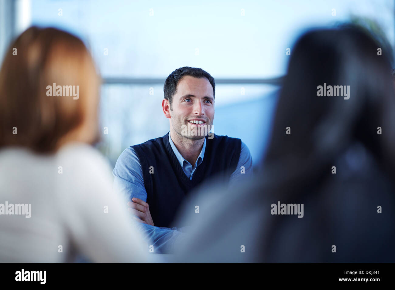 Geschäftsmann lächelnd in treffen Stockfoto