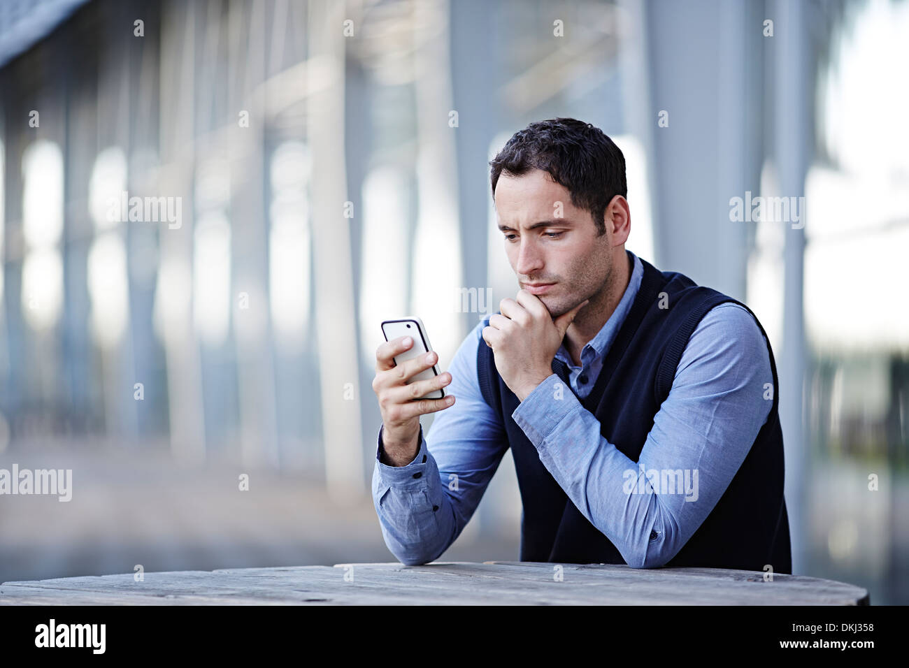 Geschäftsmann mit Handy im freien Stockfoto