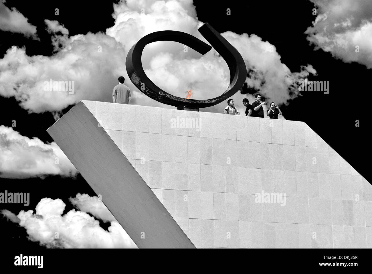 Brasilien, Brasilia: Touristen auf der Oberseite die ewige Flamme des Pantheon und Memorial Tancredo Neves Stockfoto