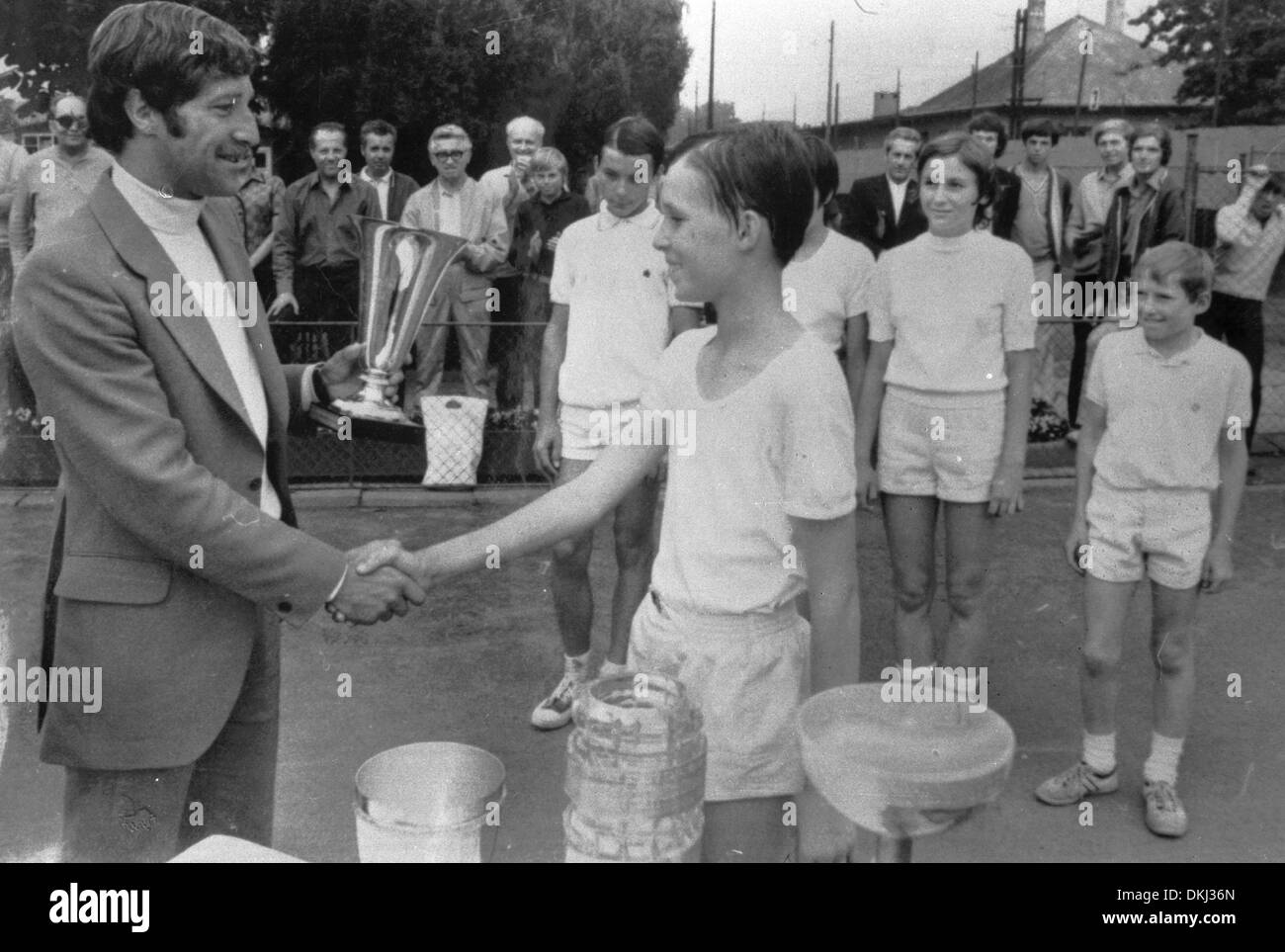 Wimbledon-Gewinner Jan Kodes gratuliert zu Sparta Turniersieger Ivan Lendl, Prag, Tschechoslowakei, am Juli 1973. Stockfoto