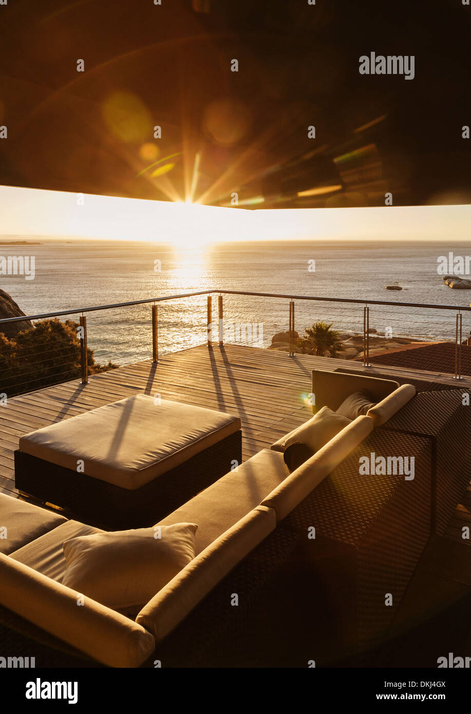 Blick auf den Sonnenuntergang über Meer von Luxus Balkon Stockfoto