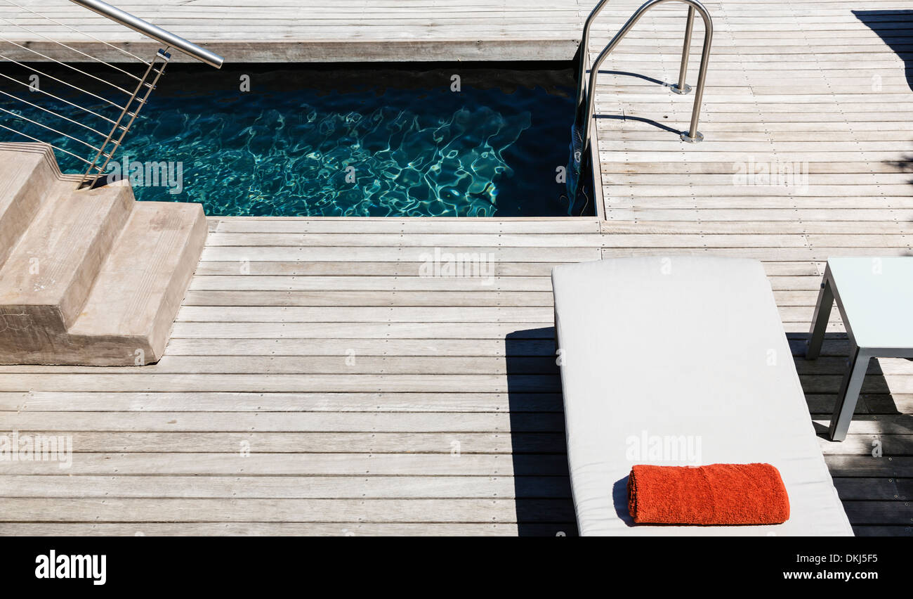 Pool und Holzdeck modernen Hauses Stockfoto
