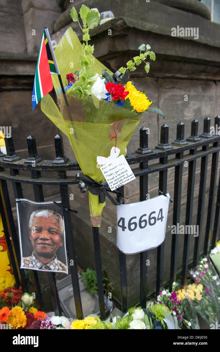 Glasgow Schottland - Dezember 06: Ehrungen befinden sich am Geländer am Nelson Mandela Platz am 6. Dezember 2013 in Glasgow. Nelson Mandela war ein Führer, die Apartheid in Südafrika rassisch geteilte erobern nach wird seit Jahrzehnten für seinen Aktivismus inhaftiert. Er war erster schwarzer Präsident Südafrikas. Er lebte von 1918 bis 2013. Bildnachweis: Sam Kovak/Alamy Live-Nachrichten Stockfoto