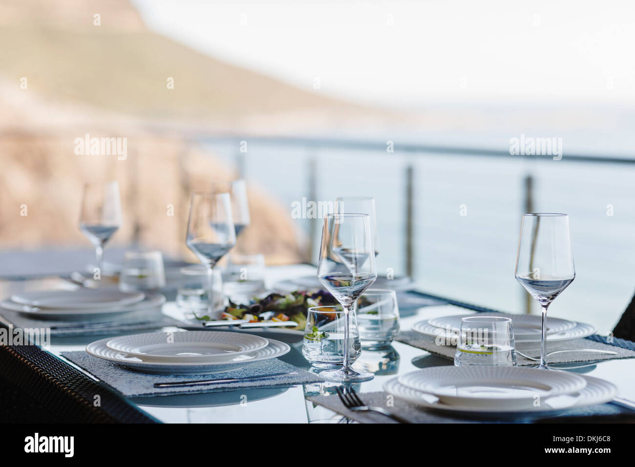 Gedeckter Tisch auf Luxus-Terrasse Stockfoto