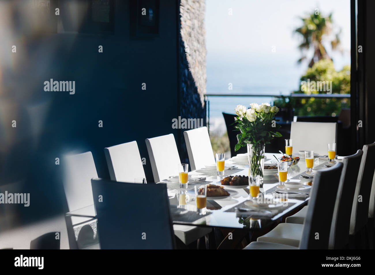 Gedeckter Tisch auf Luxus-Terrasse Stockfoto