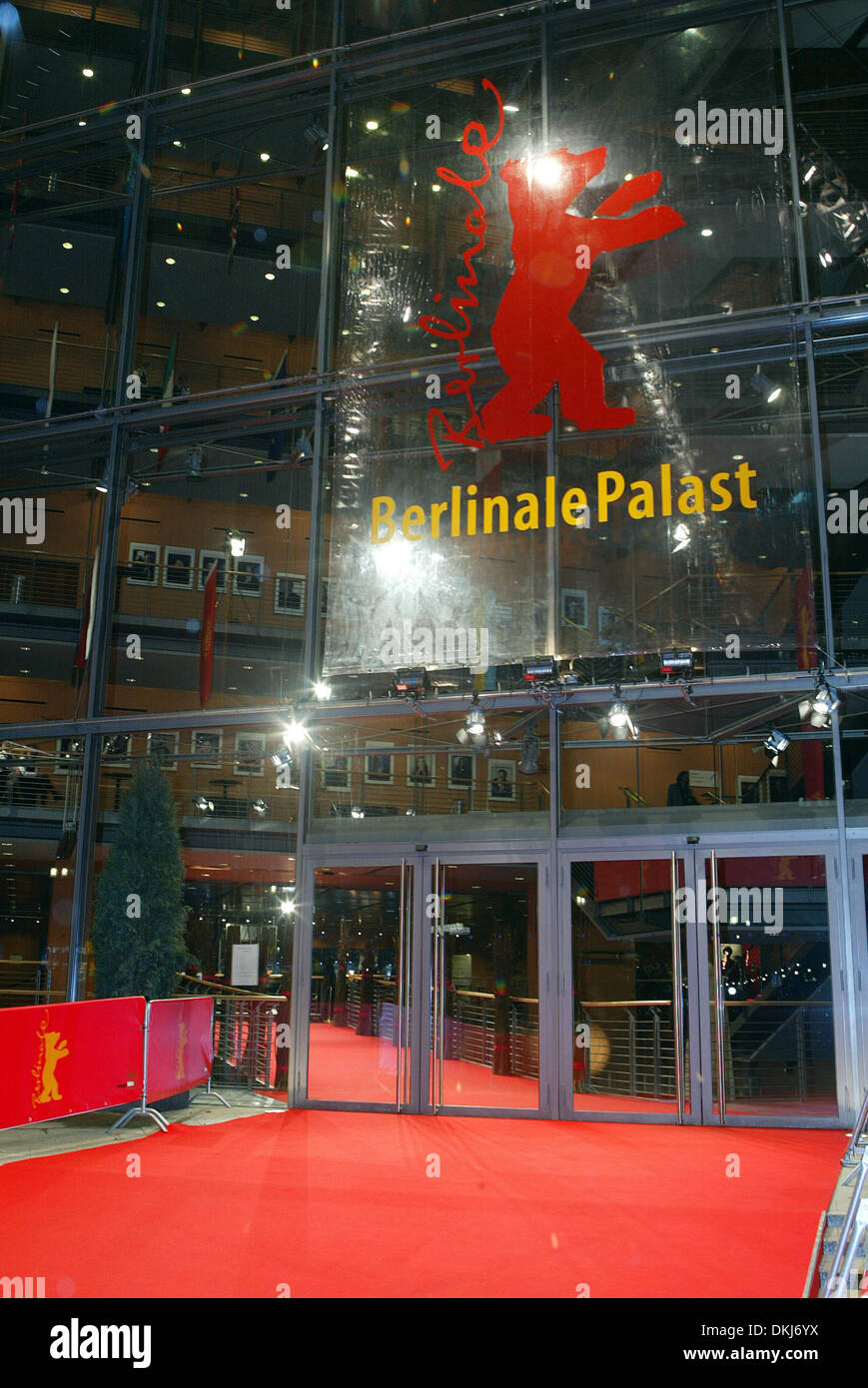 ROTER TEPPICH. FILMFESTSPIELE BERLIN. JEDER. POTSDAMMER PLATZ, BERLIN, GERM.11/02/2002.DI159 Stockfoto