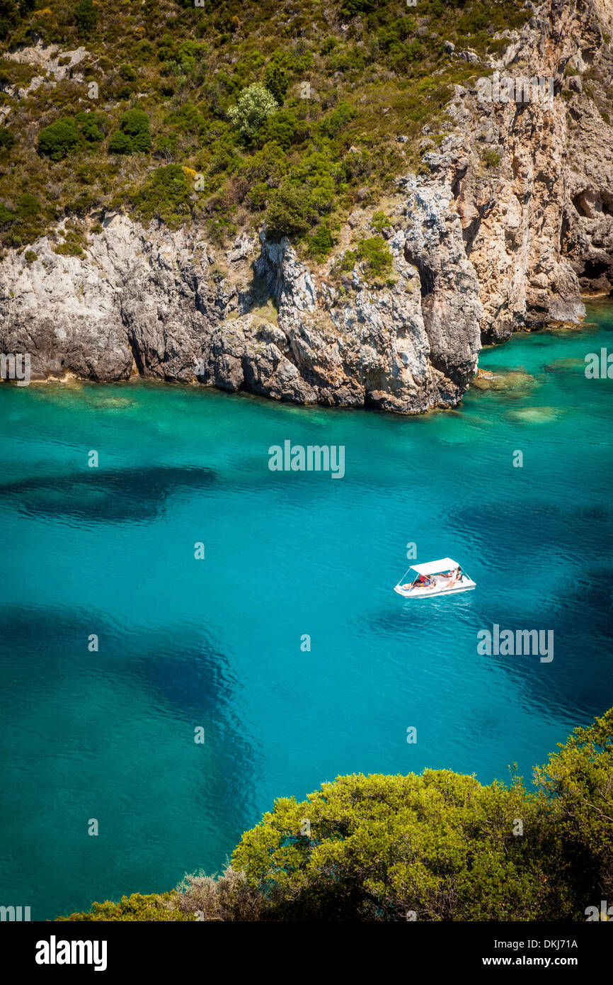 Bootfahren in den blauen Gewässern vor der Küste der Ionischen Insel Korfu, Griechenland Stockfoto