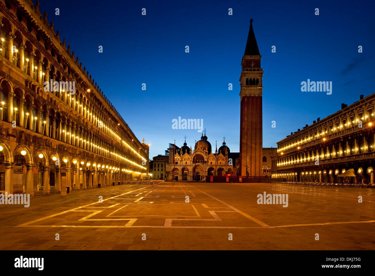 Eine sehr ruhige Piazza San Marco kurz vor der Morgendämmerung in Venedig Veneto Italien Stockfoto