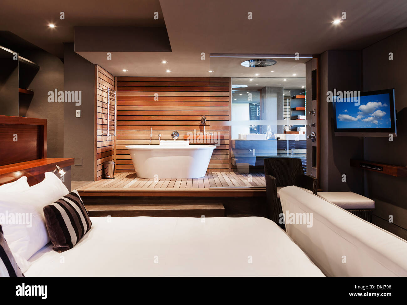 Bett und Badewanne im modernen Schlafzimmer Stockfoto