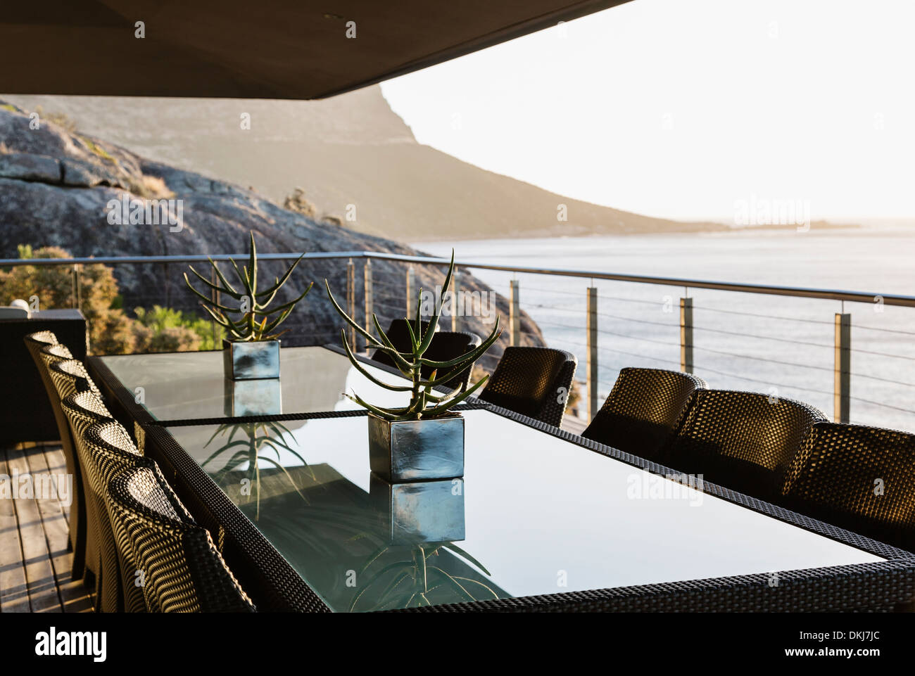Esstisch auf Luxus-Terrasse mit Blick auf Meer Stockfoto