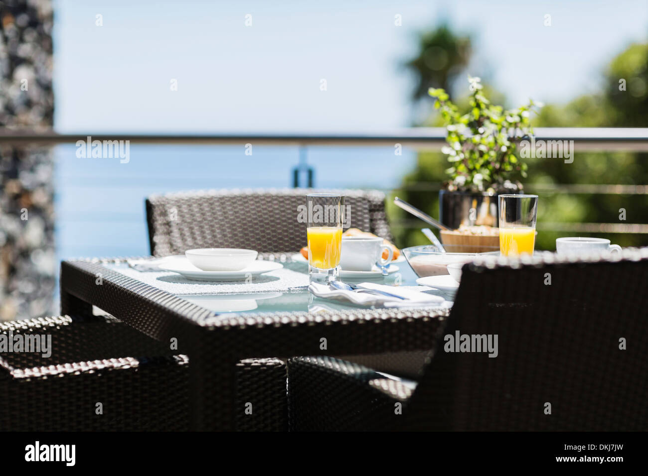 Frühstück am Esstisch Luxus Terrasse mit Blick auf Meer Stockfoto