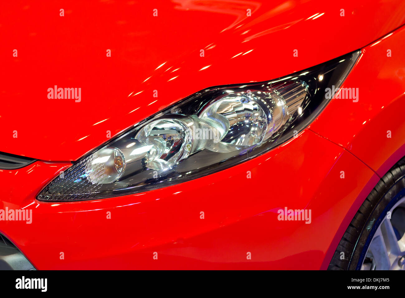 Scheinwerfer Seitenansicht des hellen roten Autos. Stockfoto