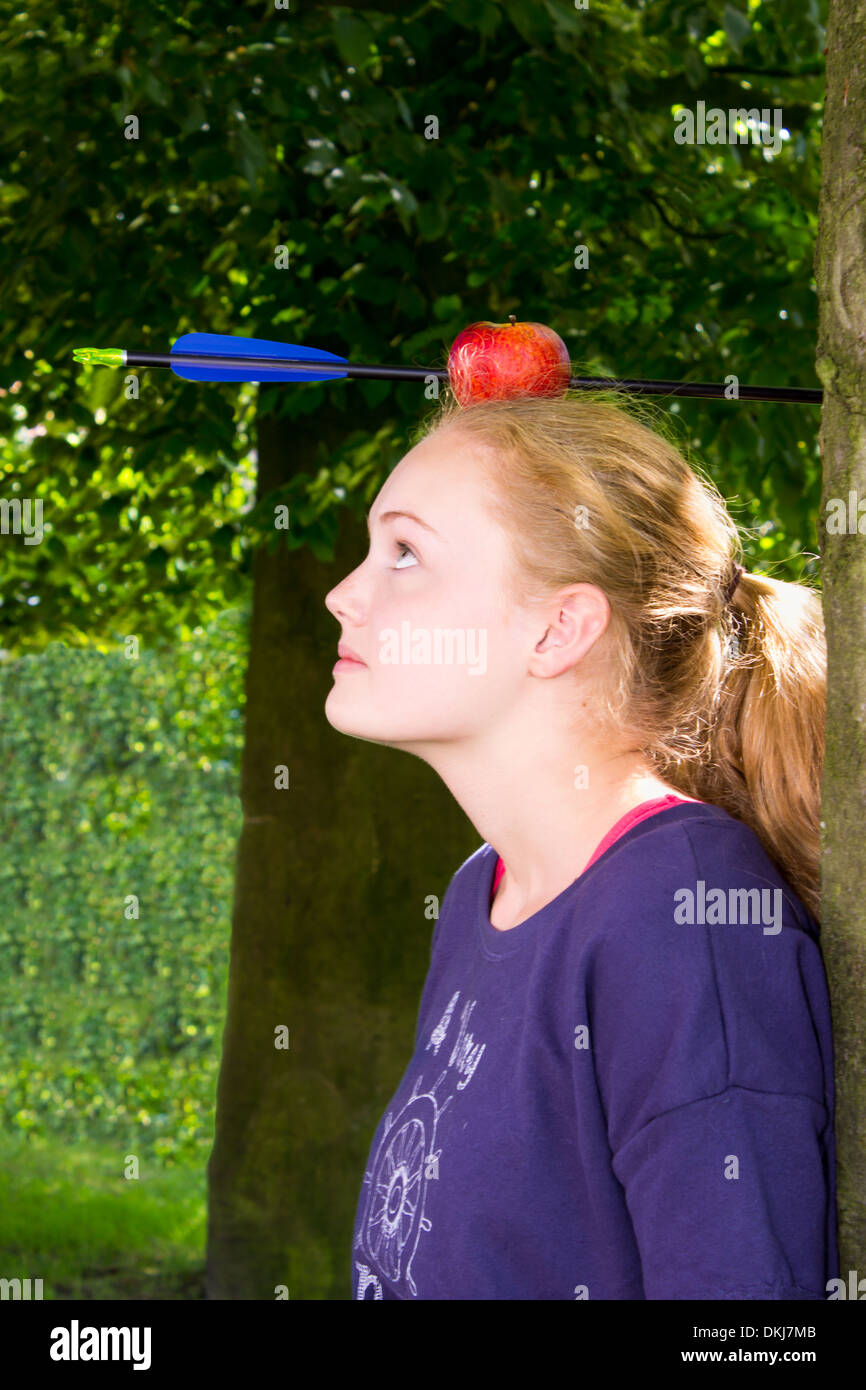 Mädchen mit einem Apfel auf dem Kopf, in denen ein Pfeil erschossen wurde Stockfoto