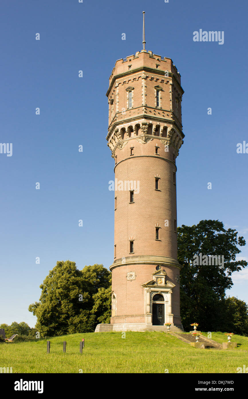 Wasserturm mit blauem Himmel Stockfoto