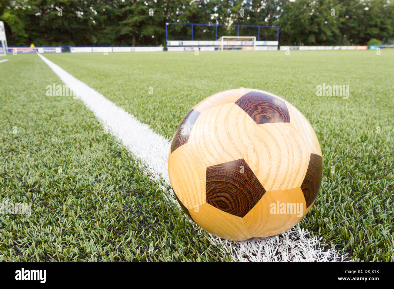 Hölzerne Fußball liegend an Sideline eines Fußballfeldes Stockfoto