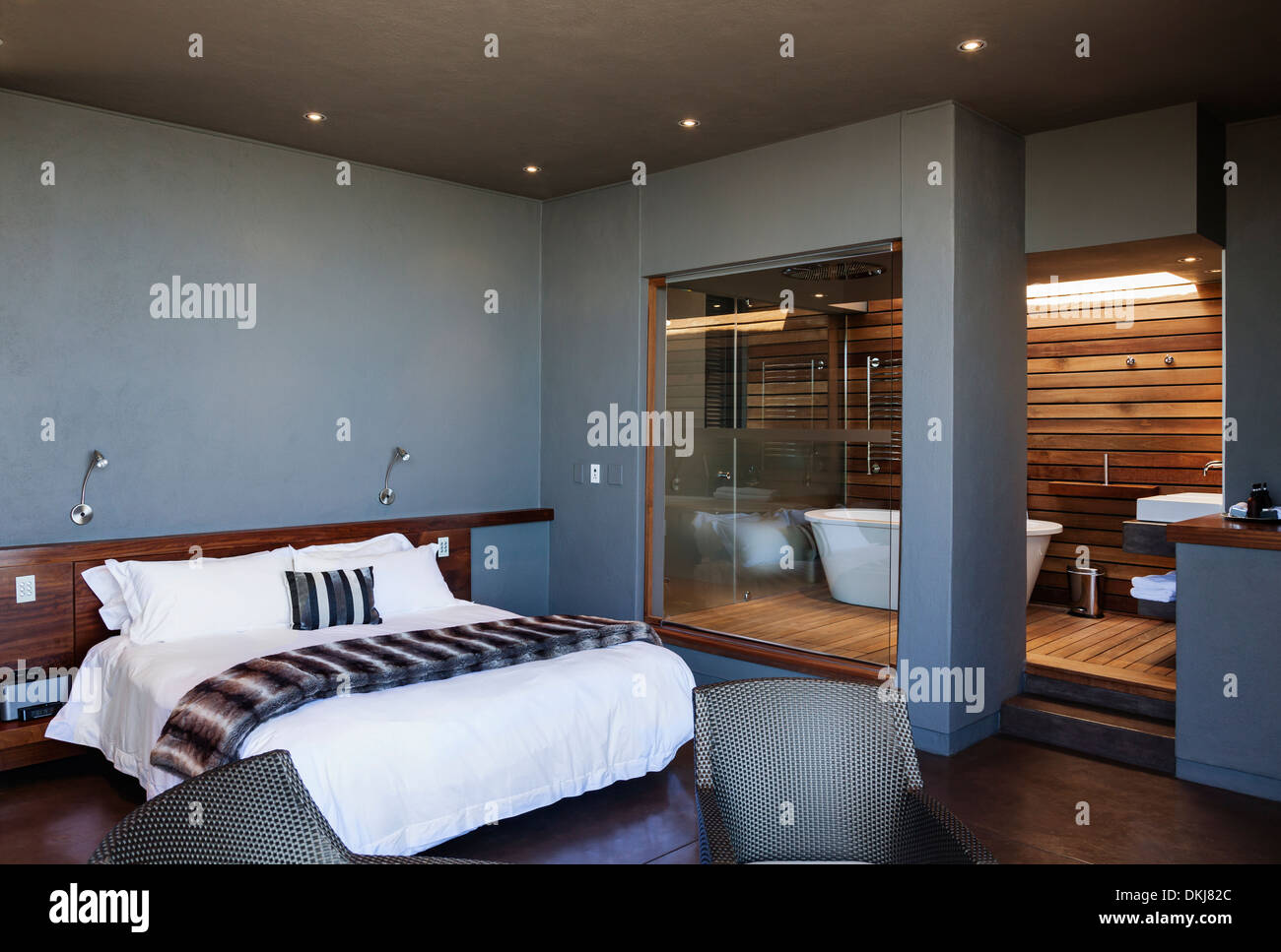 Moderne Schlafzimmer und Bad Stockfoto