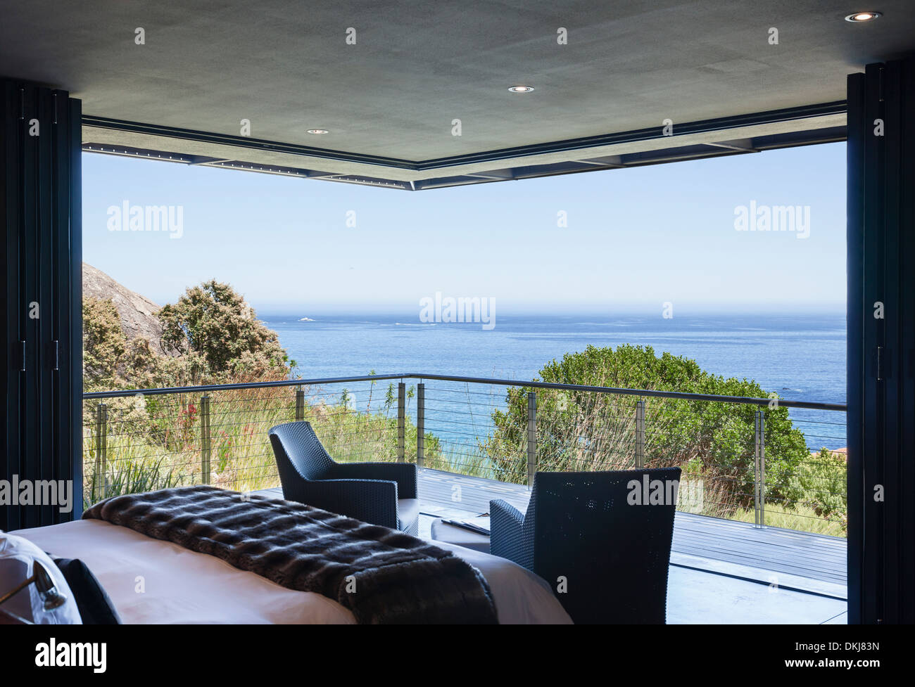 Luxus Schlafzimmer und Balkon mit Blick auf Meer Stockfoto