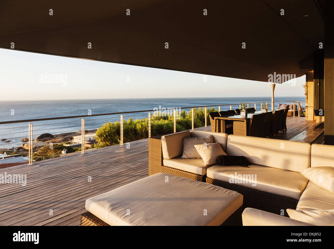 Sofa und Tisch auf Luxus-Terrasse mit Blick auf Meer Stockfoto